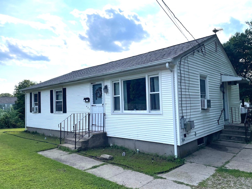 423 Fairview Avenue Coventry, RI 02816 - Photo 2 of 23