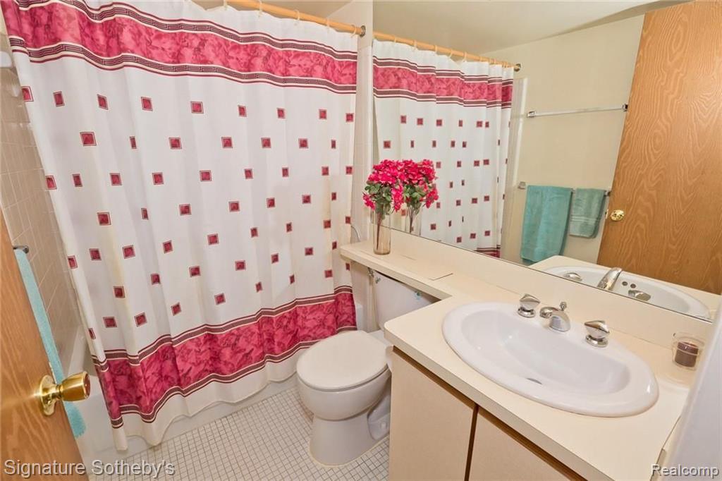 27264 Evergreen Road Lathrup Village, MI 48076 - Photo 14 of 22