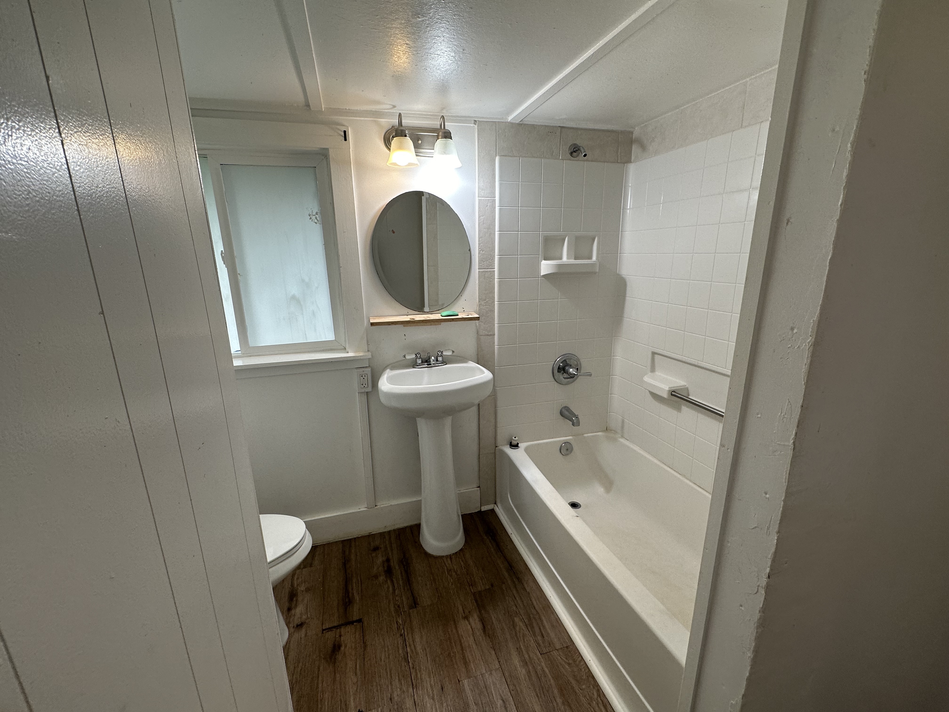 55-680 Hawi Road Hawi, HI 96719 - Photo 12 of 30 a bathroom with a sink a toilet and bathtub