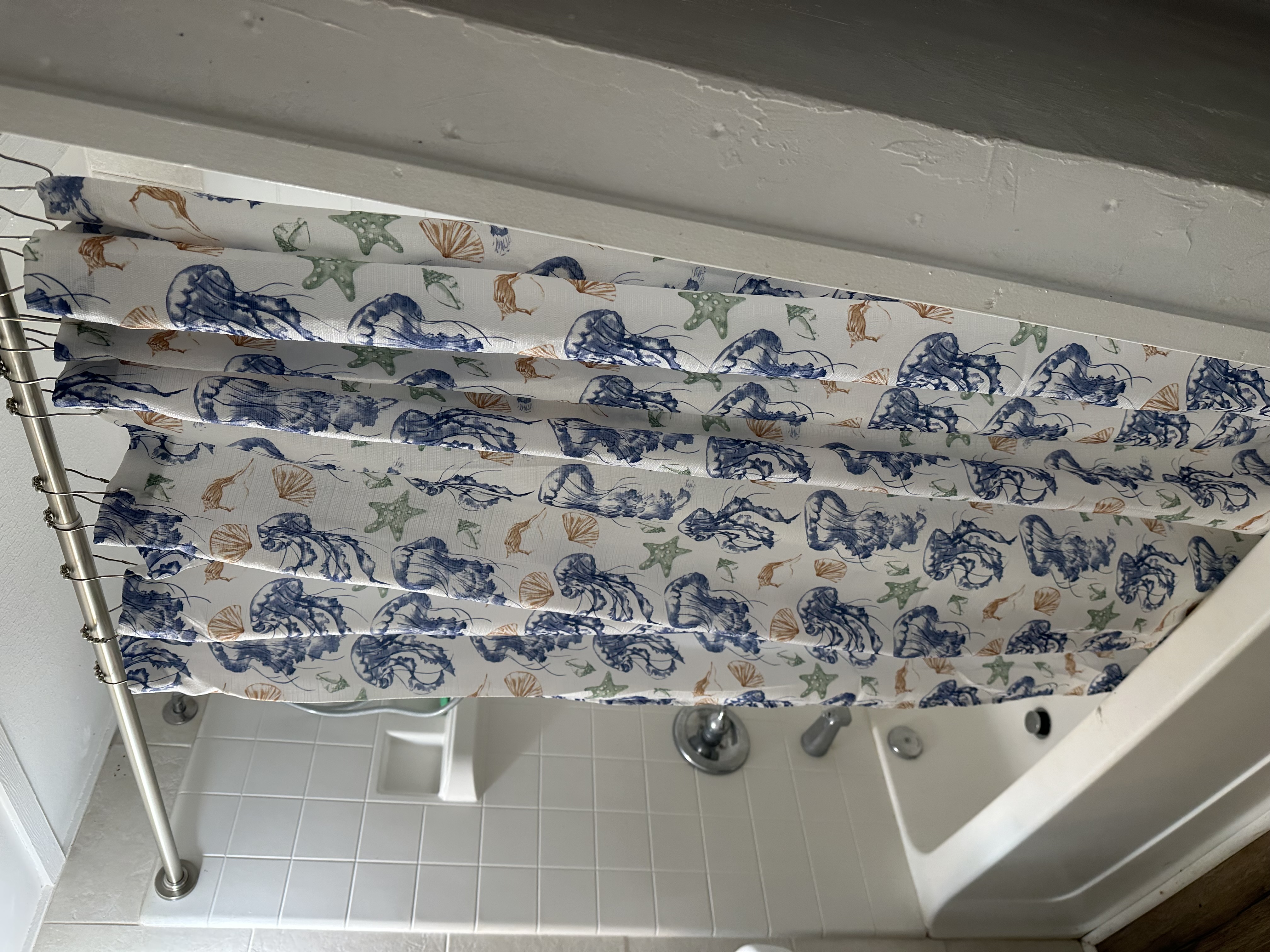 55-680 Hawi Road Hawi, HI 96719 - Photo 26 of 30 a bathroom with a bathtub and shower