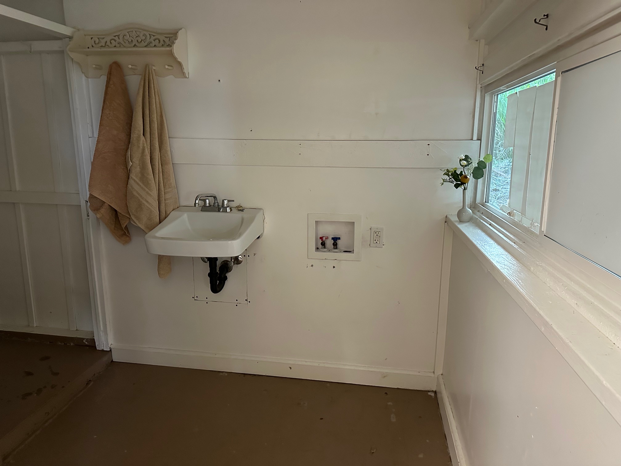 55-680 Hawi Road Hawi, HI 96719 - Photo 27 of 30 a bathroom with a sink and mirror