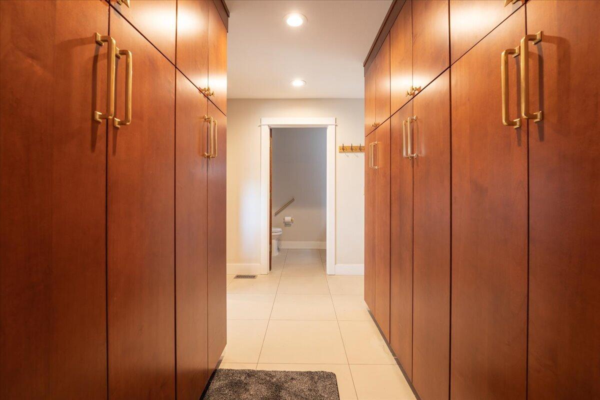 66215 Barr Road Bend, OR 97703 - Photo 30 of 63 Storage!
