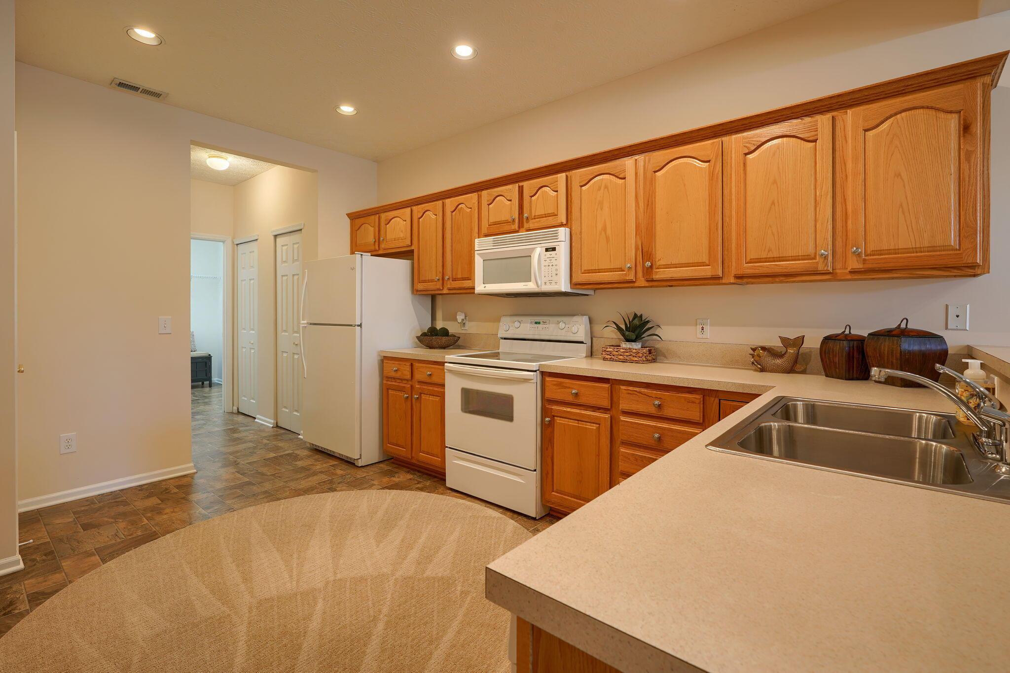 3717 Stoneway Point Powell, OH 43065 - Photo 15 of 44 Oak cabinetry