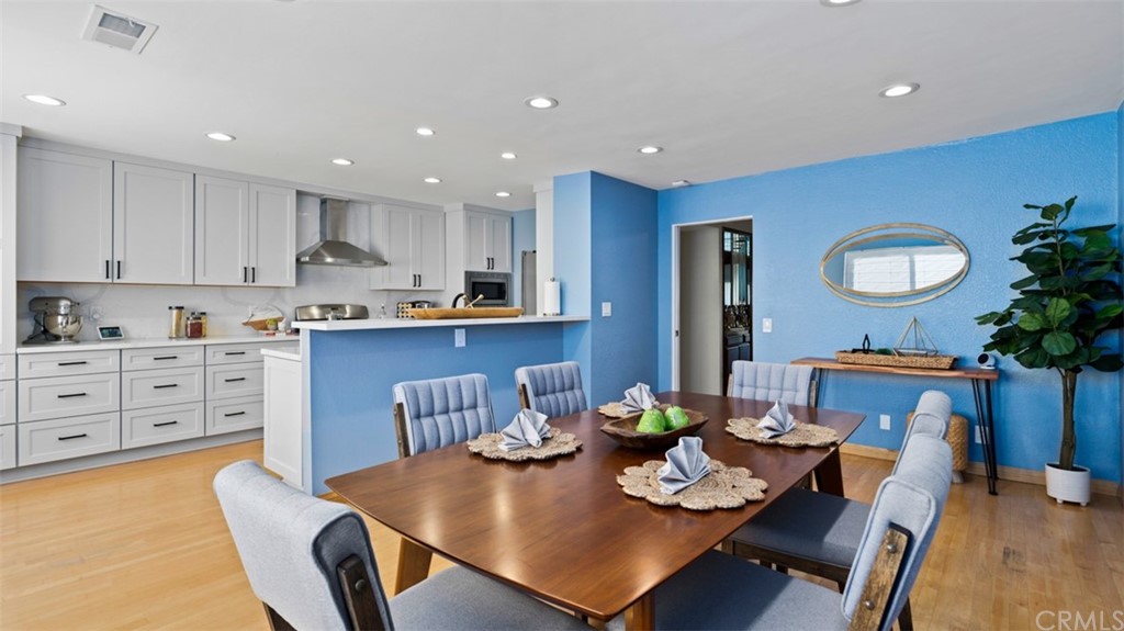 4555 Alla Road, Unit 3 Marina del Rey, CA 90292 - Photo 11 of 26 a view of kitchen with dining table and chairs