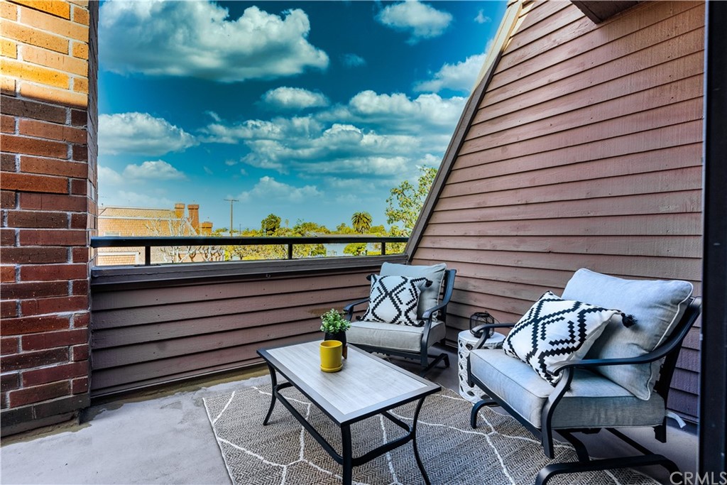 4555 Alla Road, Unit 3 Marina del Rey, CA 90292 - Photo 15 of 26 a view of a terrace with outdoor seating