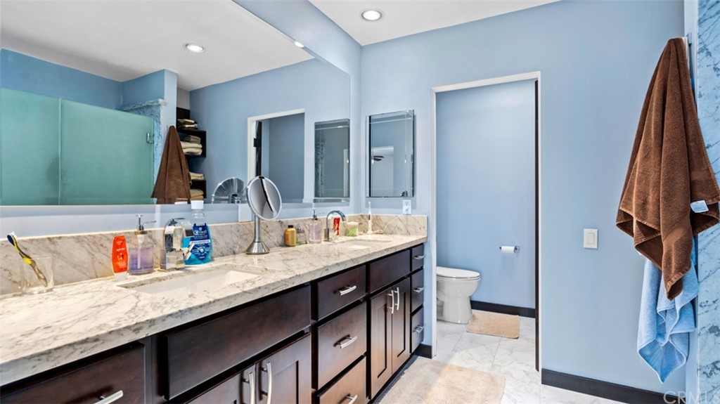 4555 Alla Road, Unit 3 Marina del Rey, CA 90292 - Photo 18 of 26 a bathroom with double vanity and a tub