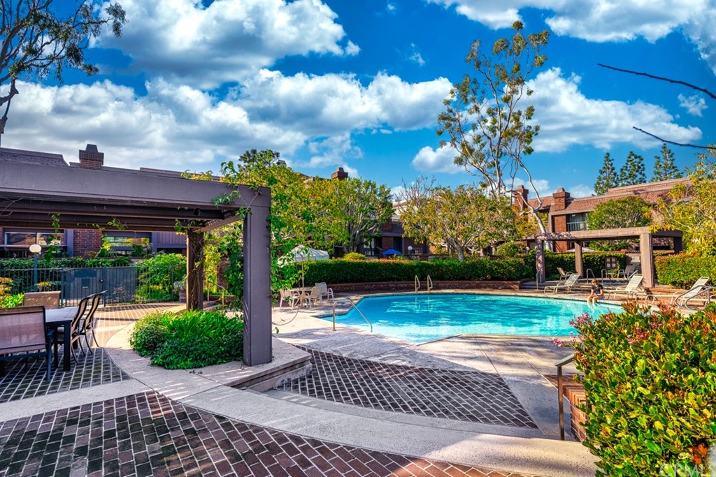 4555 Alla Road, Unit 3 Marina del Rey, CA 90292 - Photo 23 of 26 a view of a patio with a yard