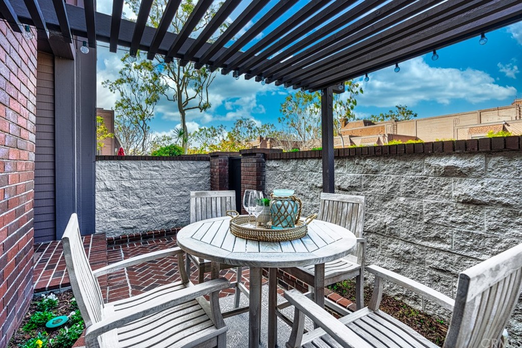4555 Alla Road, Unit 3 Marina del Rey, CA 90292 - Photo 3 of 26 a view of a patio with a table chairs and a table