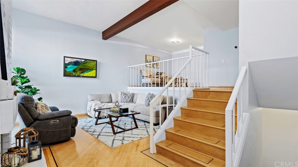 4555 Alla Road, Unit 3 Marina del Rey, CA 90292 - Photo 4 of 26 a living room with furniture and wooden floor