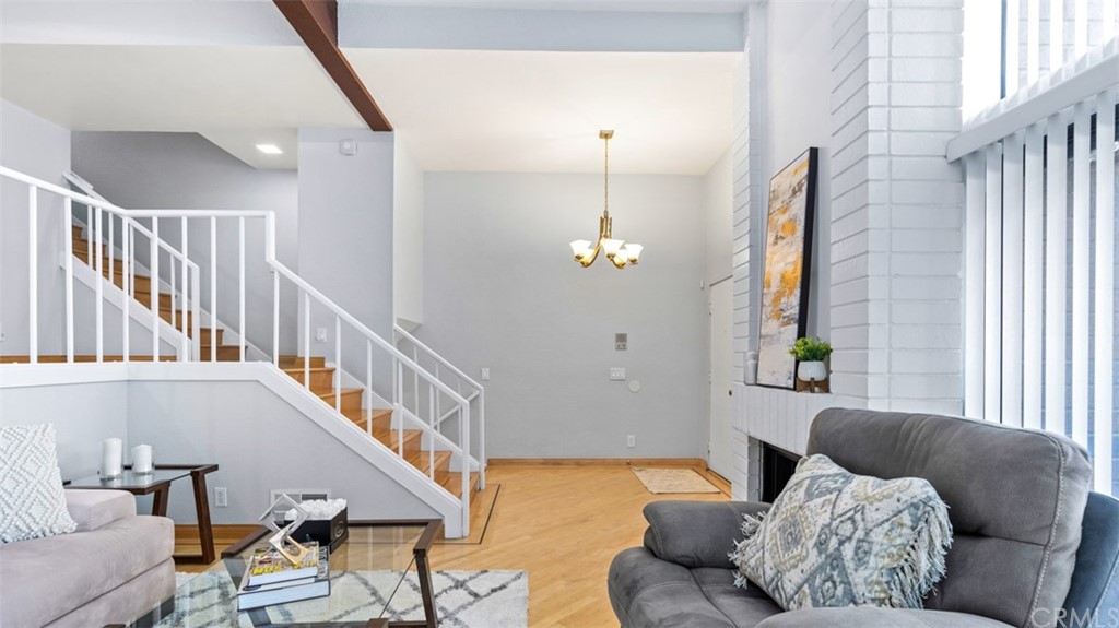 4555 Alla Road, Unit 3 Marina del Rey, CA 90292 - Photo 5 of 26 a living room with furniture flowerpot and a chandelier