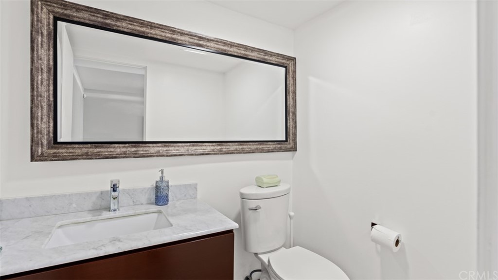 4555 Alla Road, Unit 3 Marina del Rey, CA 90292 - Photo 9 of 26 a bathroom with a toilet sink and mirror