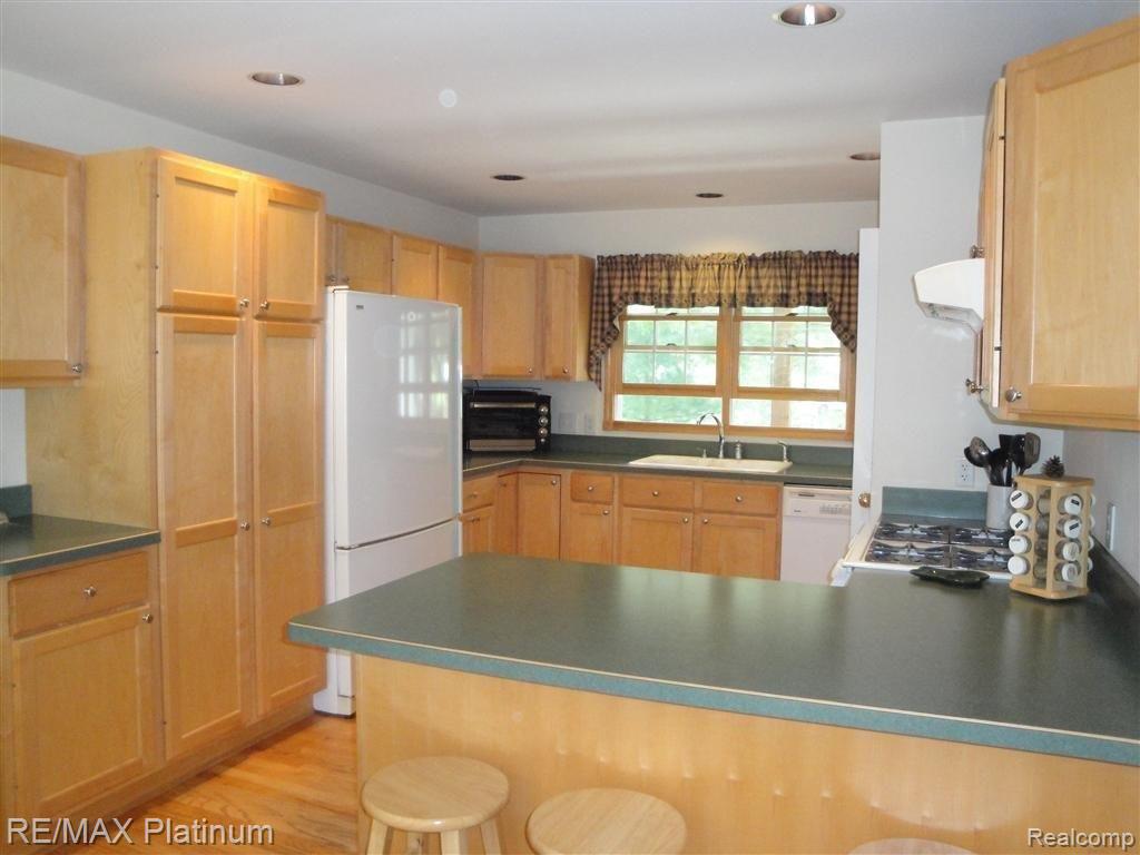 5505 Fisher Road Howell, MI 48855 - Photo 7 of 25 Natural Maple Kitchen