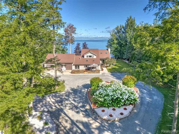 $749,000 | 93 N County Road 441, Manistique, MI 49854