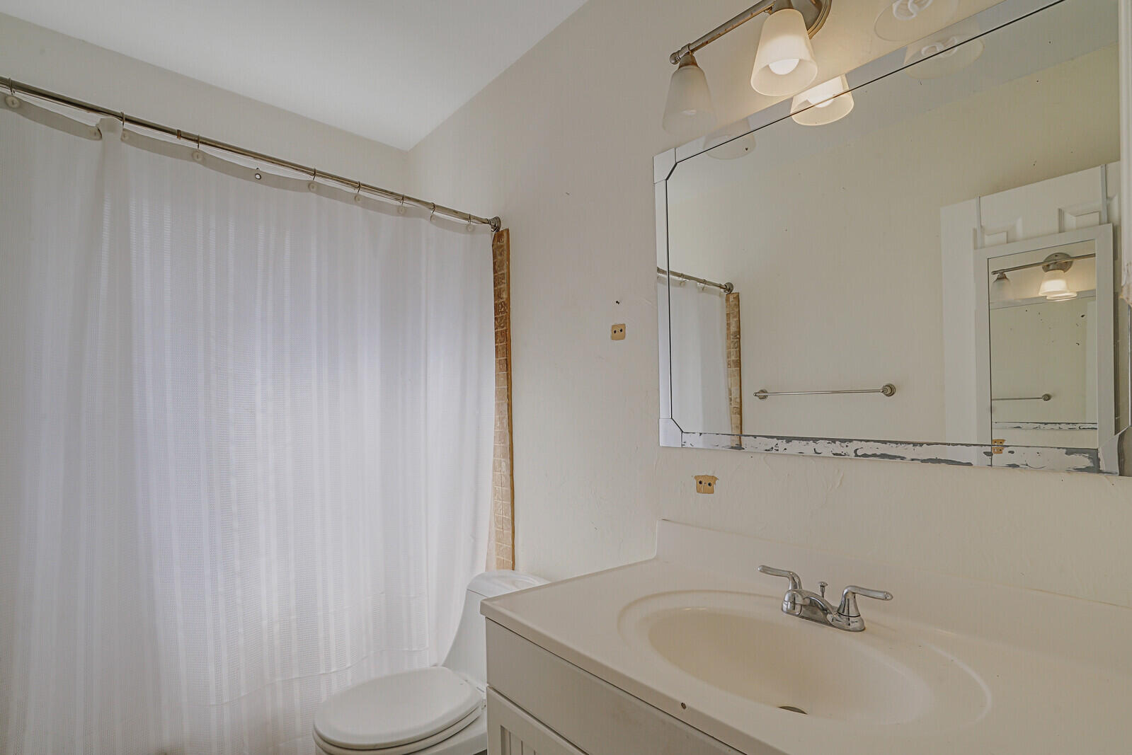 1545 Northeast 4th Avenue Boca Raton, FL 33432 - Photo 18 of 31 bathroom