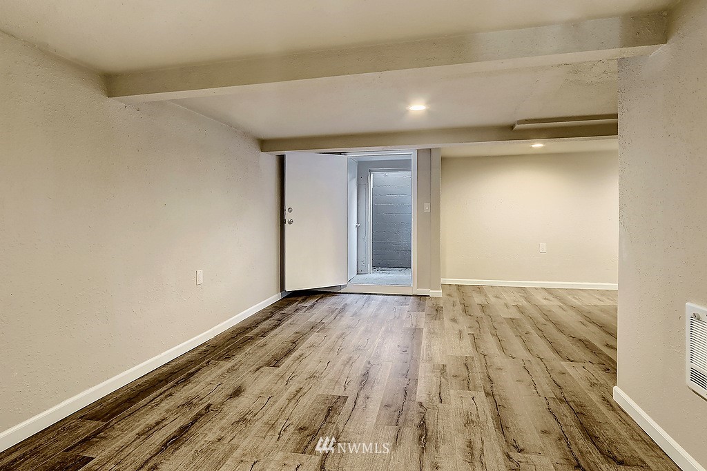 3524 South Brandon Street Seattle, WA 98118 - Photo 11 of 14 a view of an empty room and window