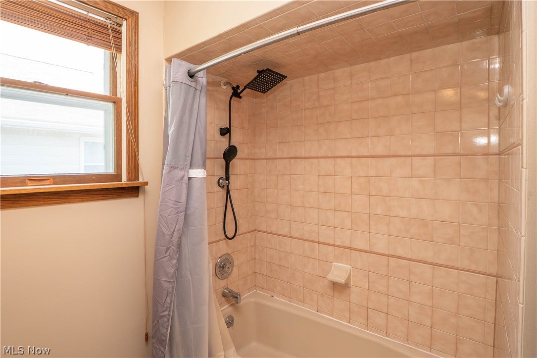 215 8th Street Southwest Massillon, OH 44647 - Photo 21 of 32 Full Bathroom