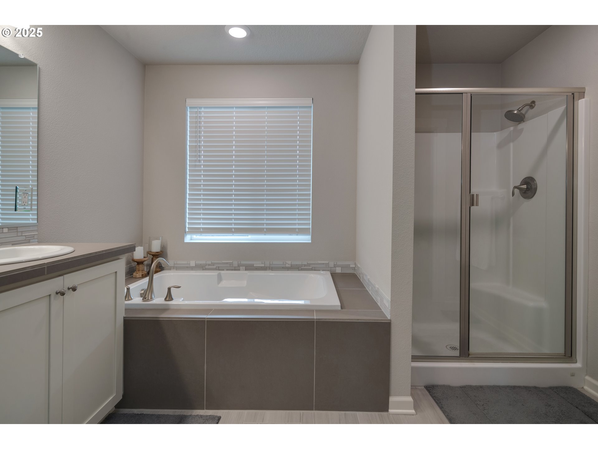 3812 South 41st Place Ridgefield, WA 98642 - Photo 20 of 30 a bathroom with a bathtub and a sink