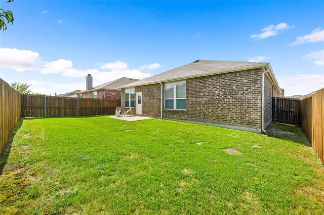 a view of a house with backyard