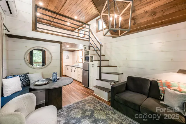 a view of a house with backyard