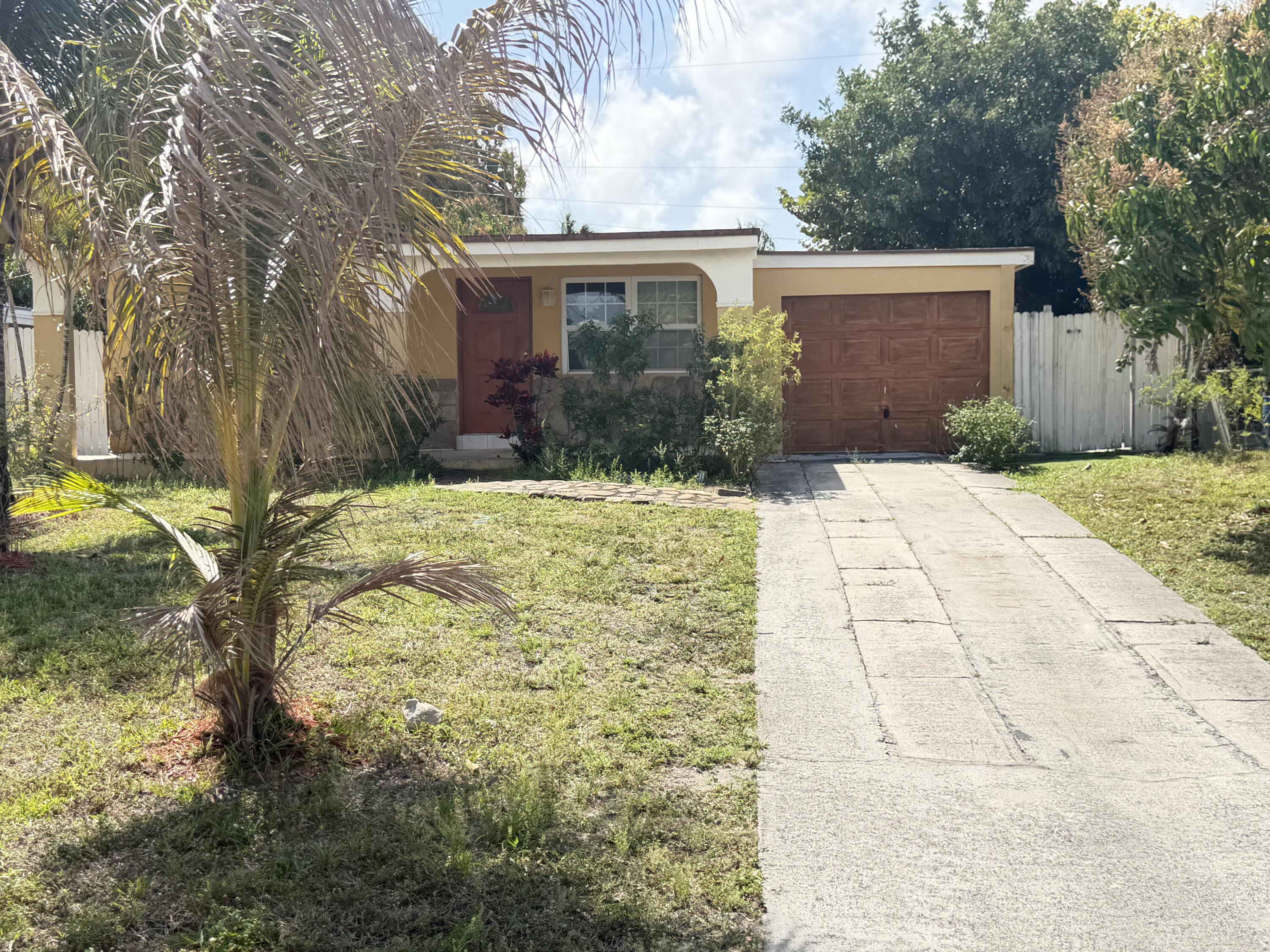 520 Seagrape Road Lantana, FL 33462 - Photo 2 of 16 a view of backyard with a garden