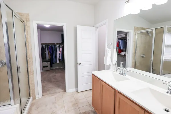 a en suite bathroom with a sink and a mirror