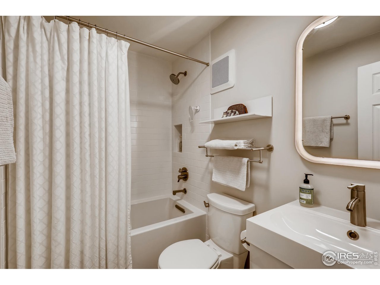 3025 Broadway, Unit 5 Boulder, CO 80304 - Photo 19 of 30 Full bath updated w/soaking tub