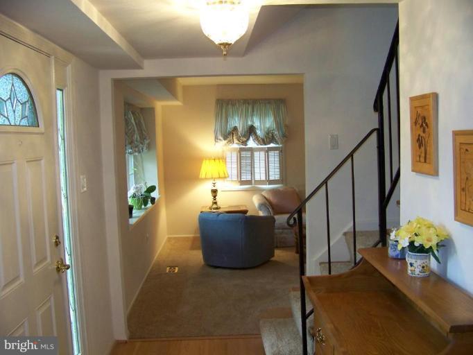 4110 Port Rae Lane Fairfax, VA 22033 - Photo 5 of 20 Entrance / Foyer