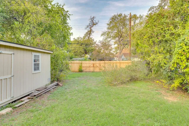 a view of a backyard