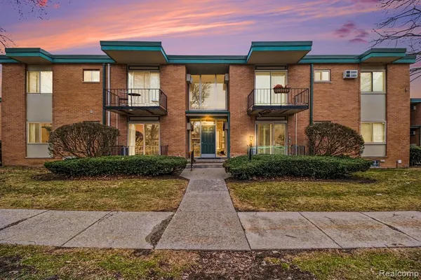 $159,900 | 1840 Axtell Drive, Unit 7, Troy, MI 48084