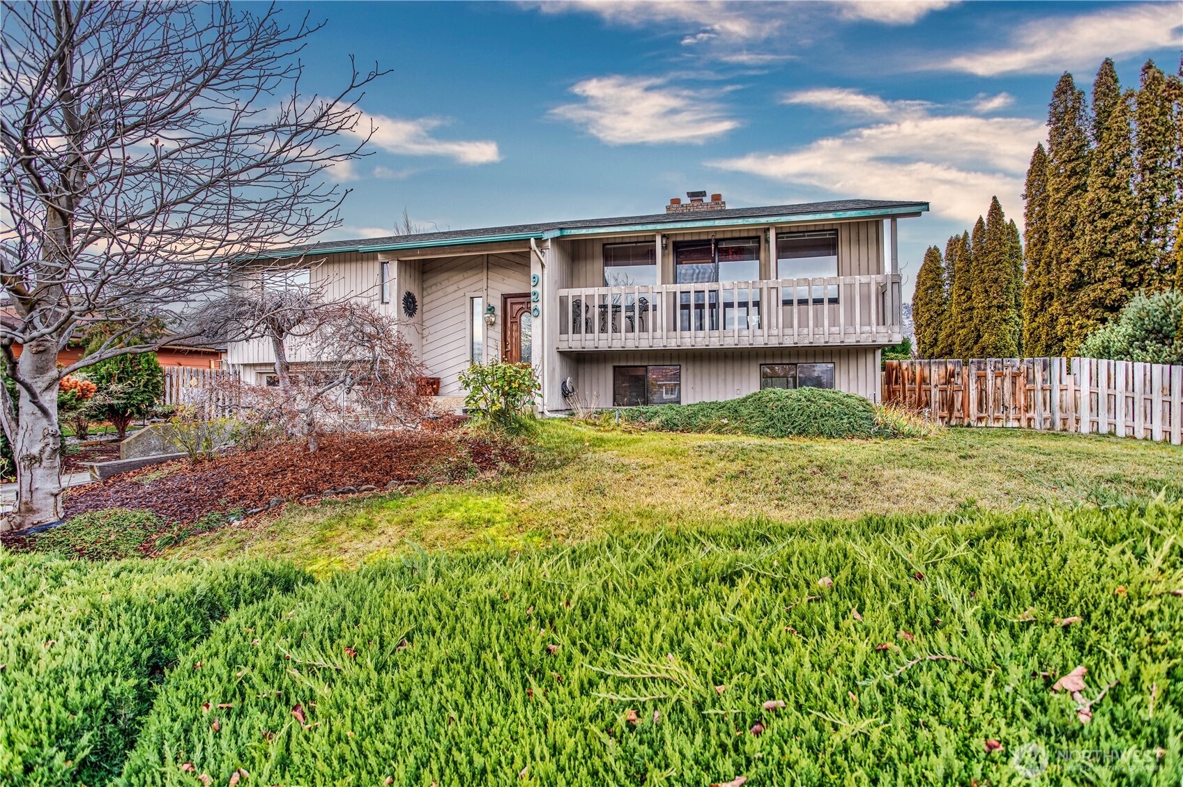 920 Willis Street Wenatchee, WA 98801 - Photo 1 of 33 a front view of a house with a yard