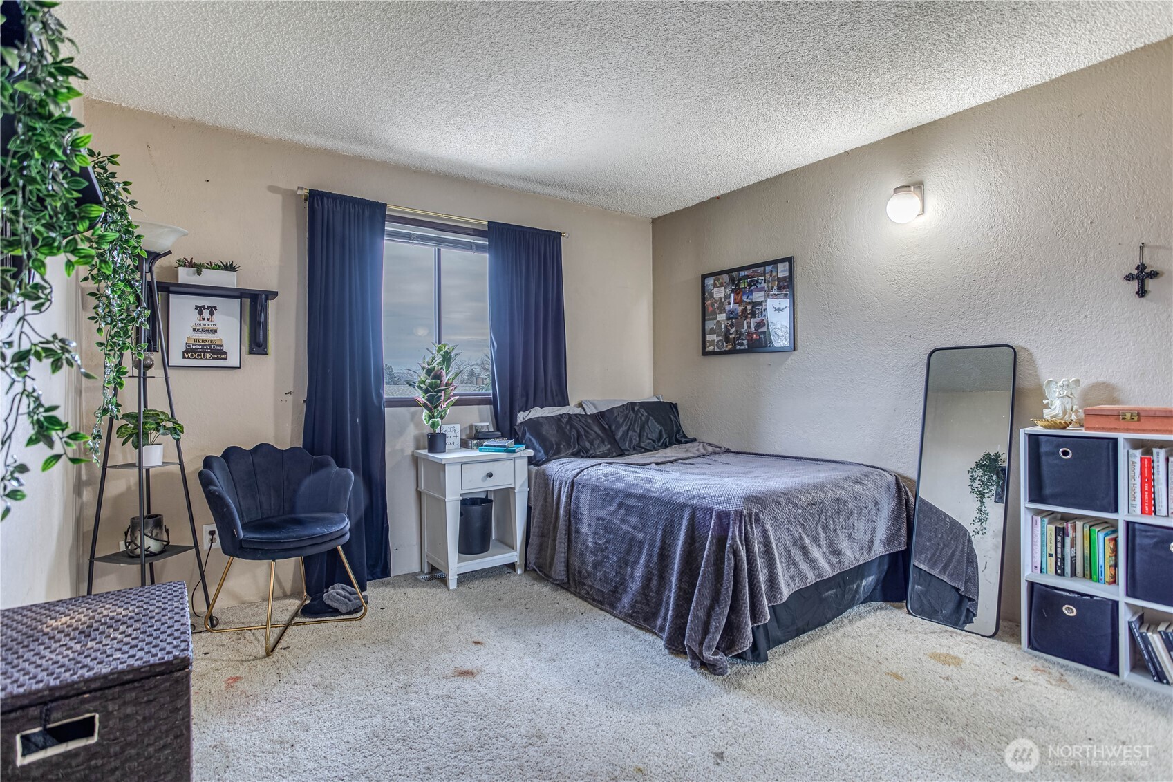 920 Willis Street Wenatchee, WA 98801 - Photo 17 of 33 a bedroom with a bed and furniture