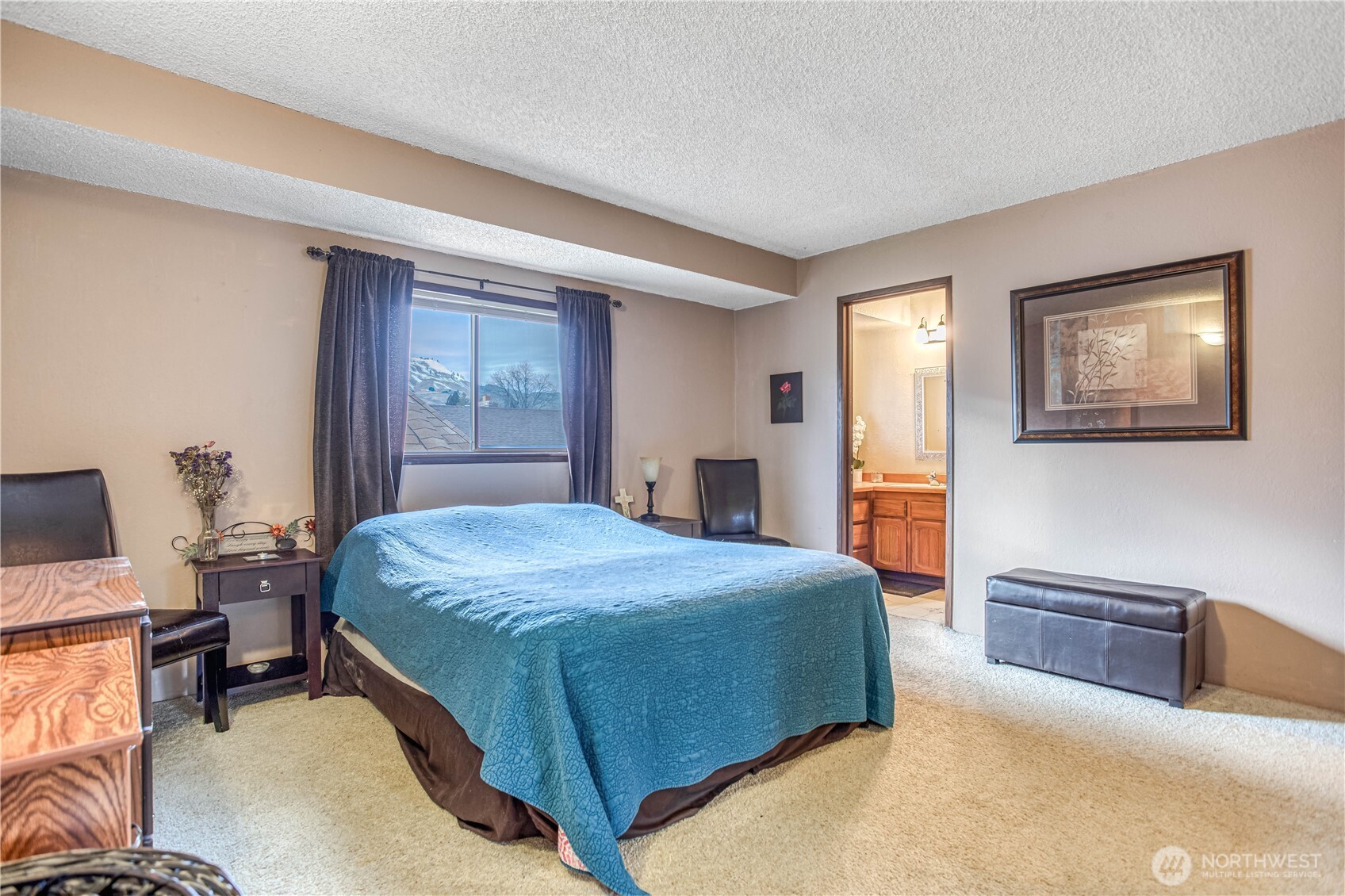 920 Willis Street Wenatchee, WA 98801 - Photo 19 of 33 a bedroom with a bed and dresser