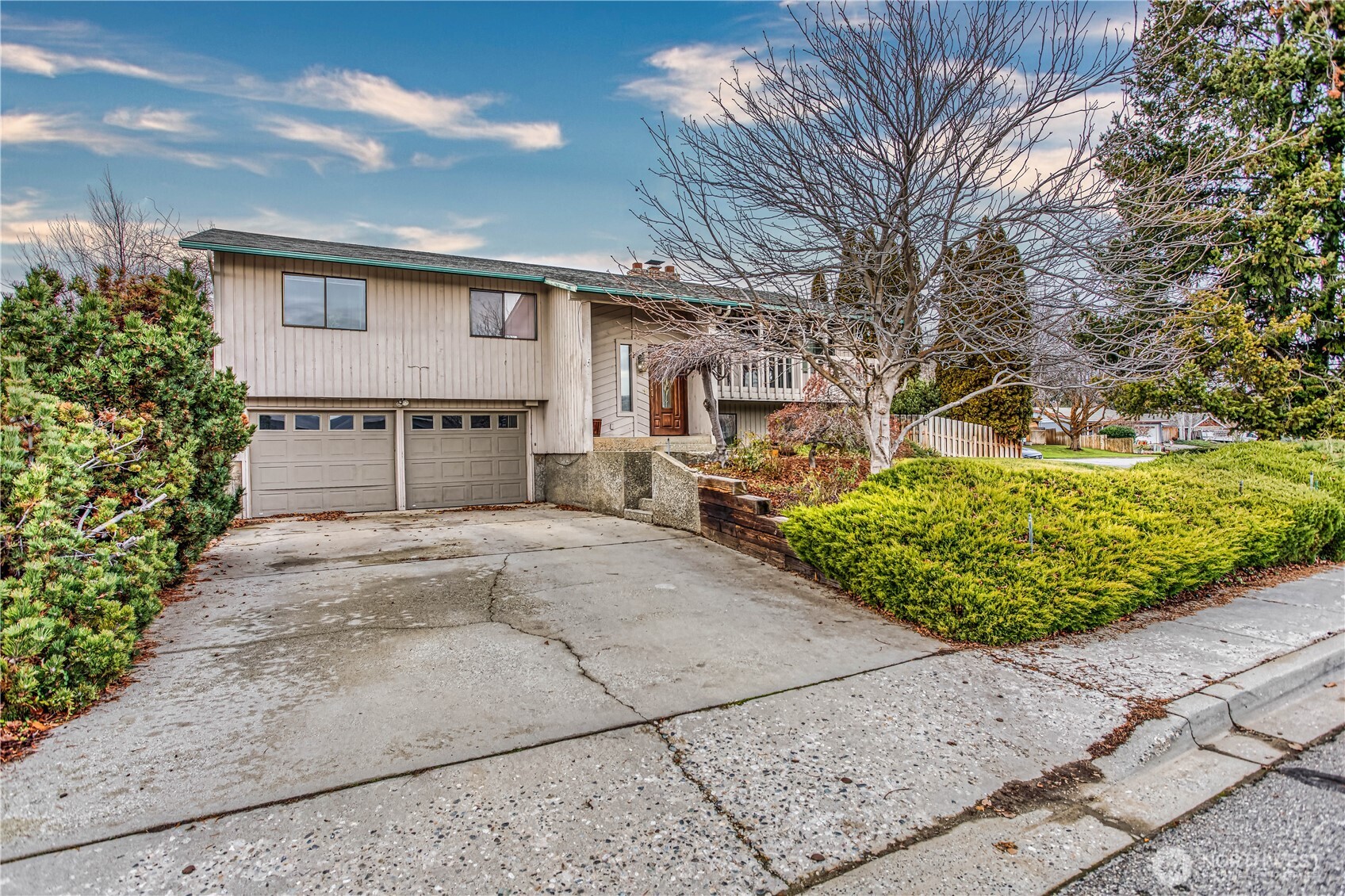 920 Willis Street Wenatchee, WA 98801 - Photo 2 of 33 a view of a white house with a yard and potted plants