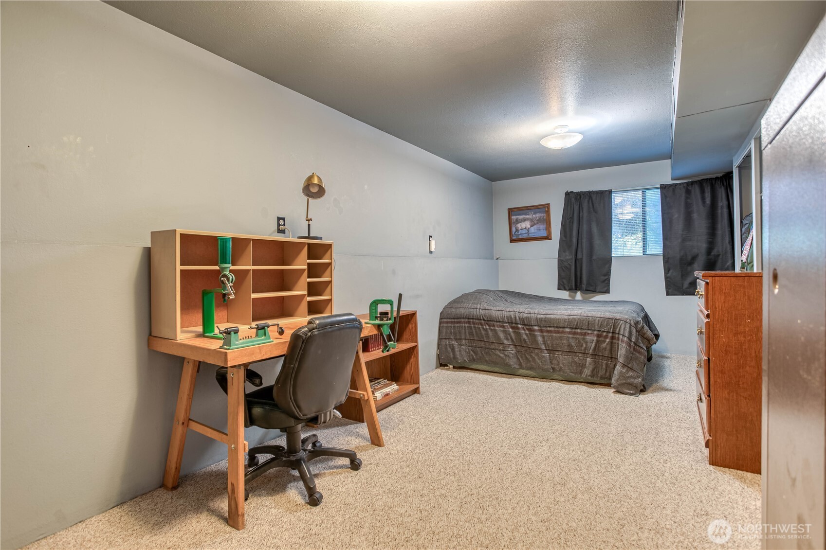 920 Willis Street Wenatchee, WA 98801 - Photo 24 of 33 a bedroom with a bed and a desk