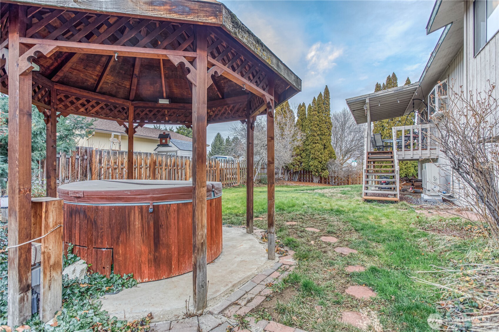 920 Willis Street Wenatchee, WA 98801 - Photo 28 of 33 a view of a backyard with table and chairs under an umbrella