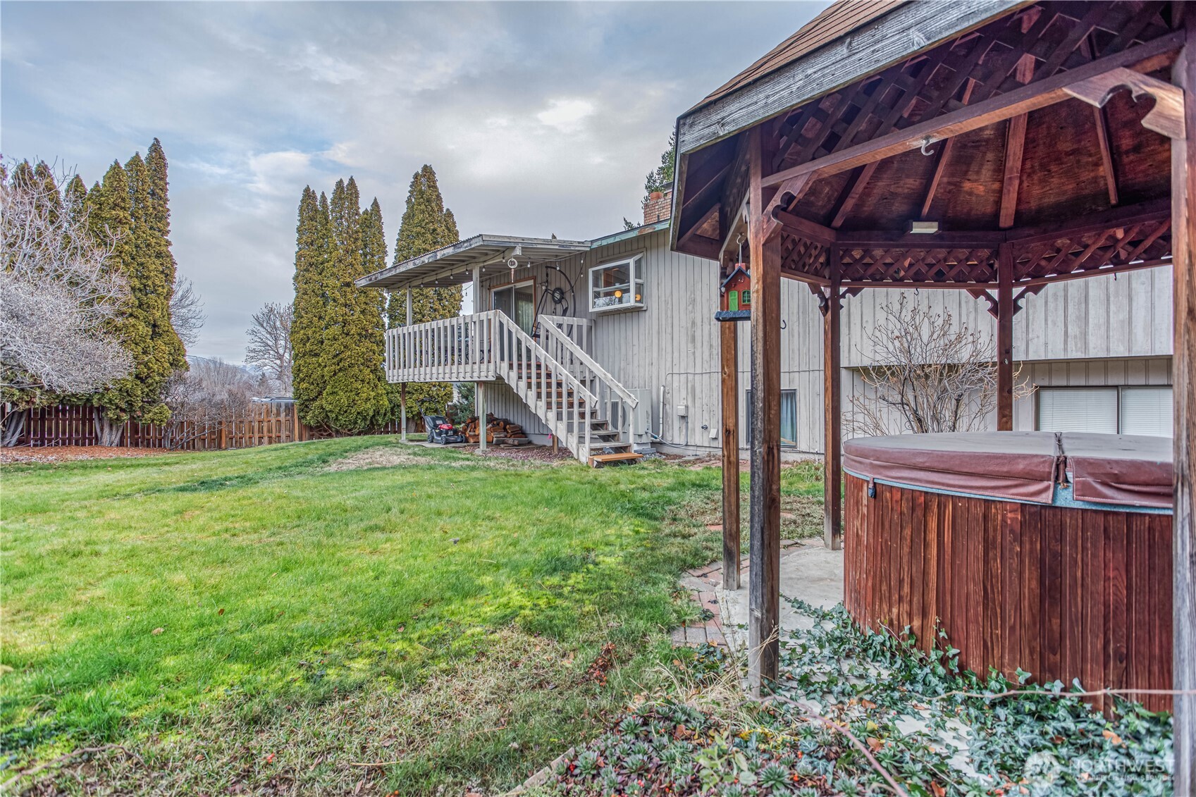 920 Willis Street Wenatchee, WA 98801 - Photo 29 of 33 a view of a house with a yard