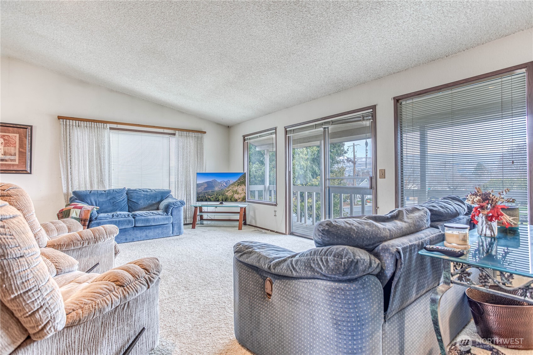 920 Willis Street Wenatchee, WA 98801 - Photo 5 of 33 a living room with furniture and a large window