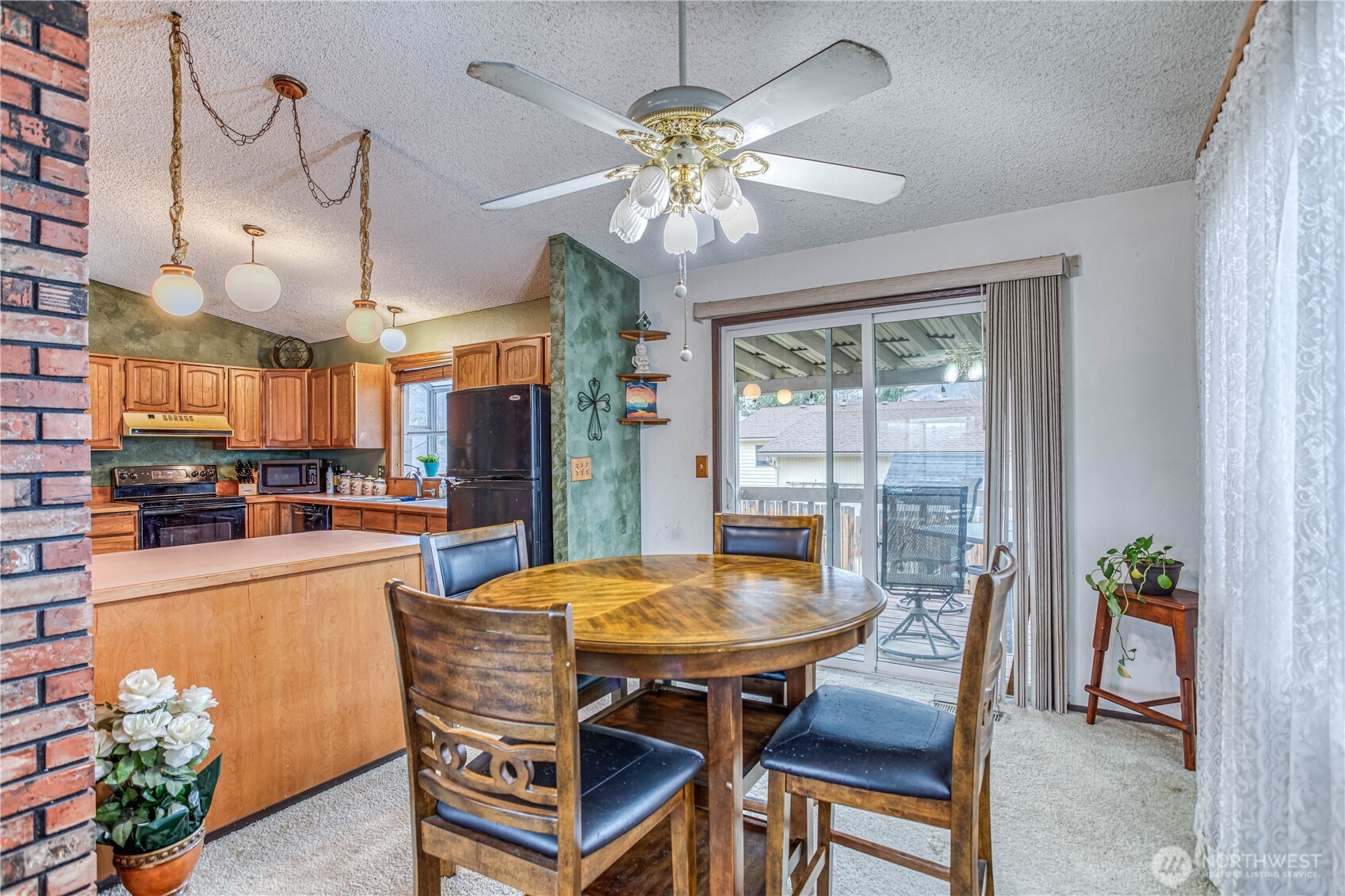 920 Willis Street Wenatchee, WA 98801 - Photo 8 of 33 a view of a dining room with furniture and chandelier