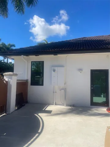 a view of a house with a backyard