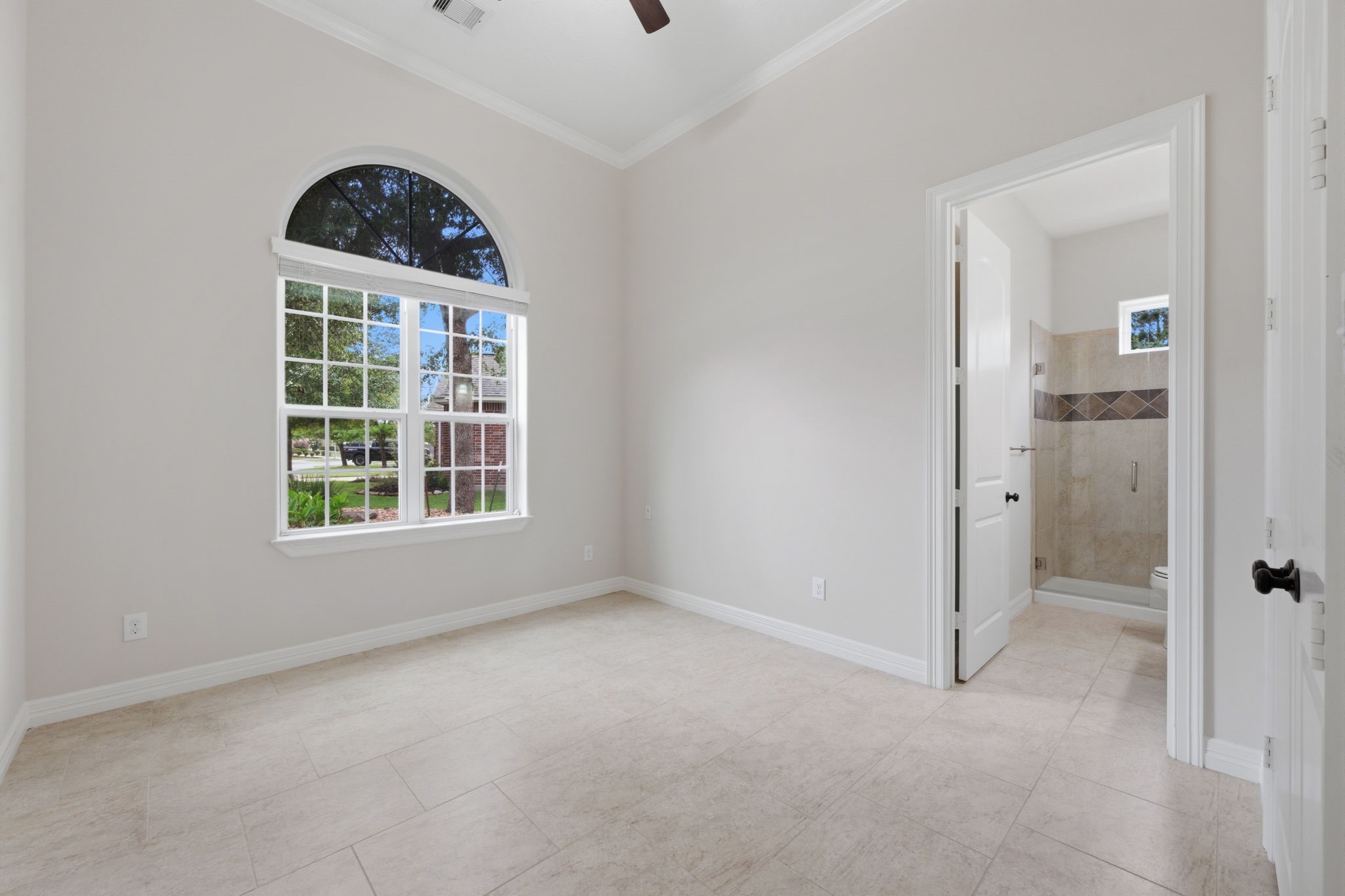 8403 Greenridge Manor Lane Spring, TX 77389 - Photo 25 of 44 First-floor secondary bedroom with an en-suite bathroom.