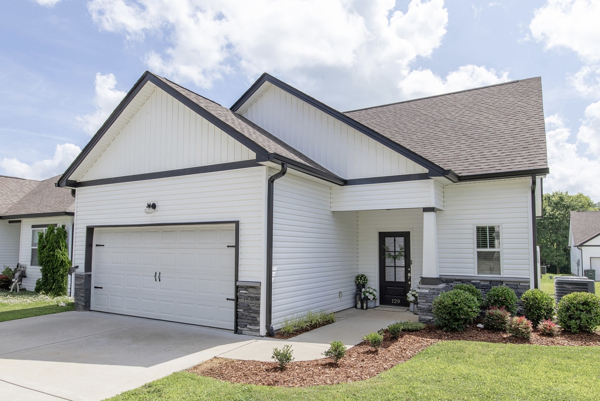 a view of a house with yard