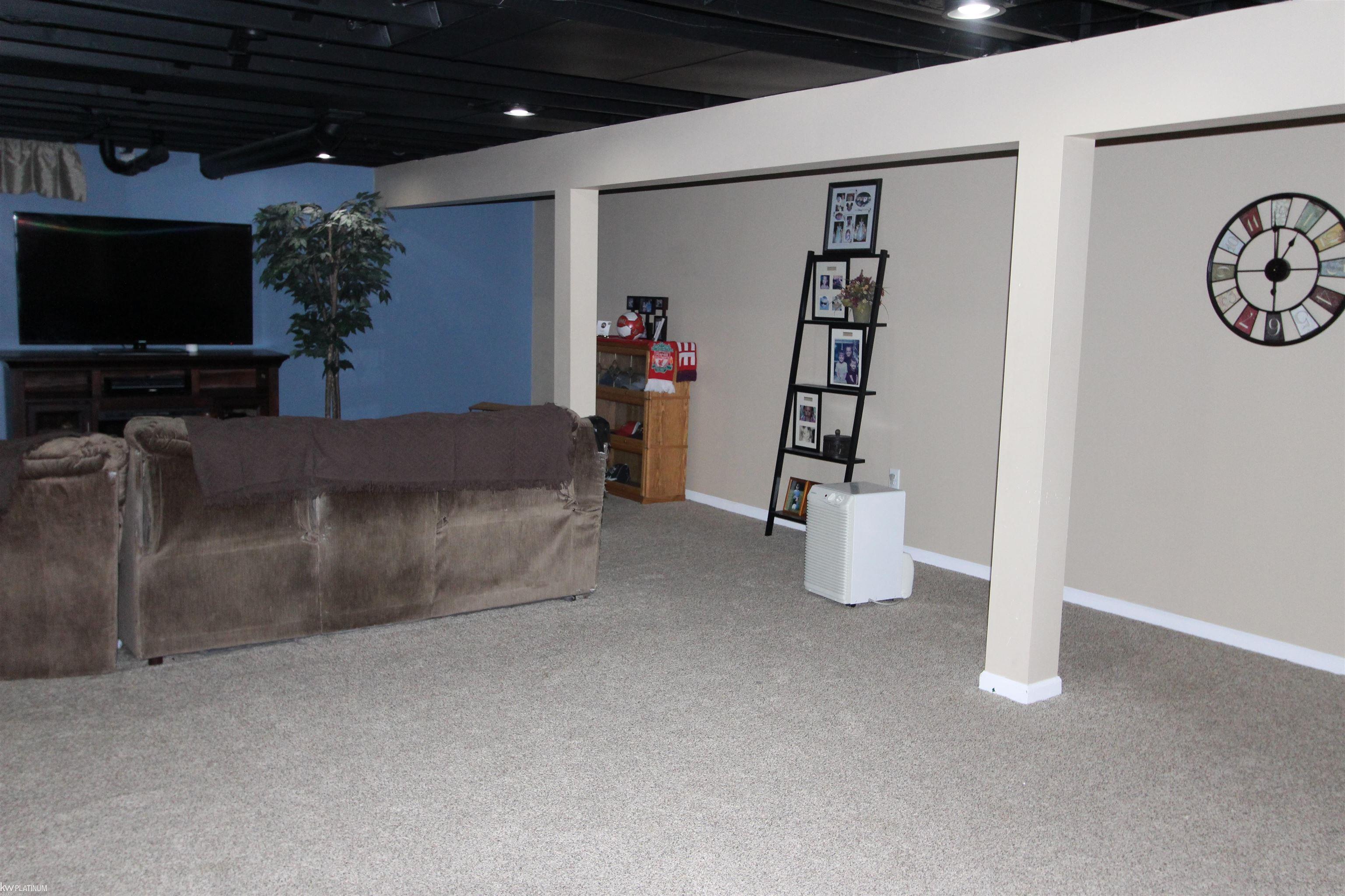 36498 Haley New Baltimore, MI 48047 - Photo 17 of 28 50193133-a74953b1-1841-47fc-84fa-13ad850c7bab.JPG