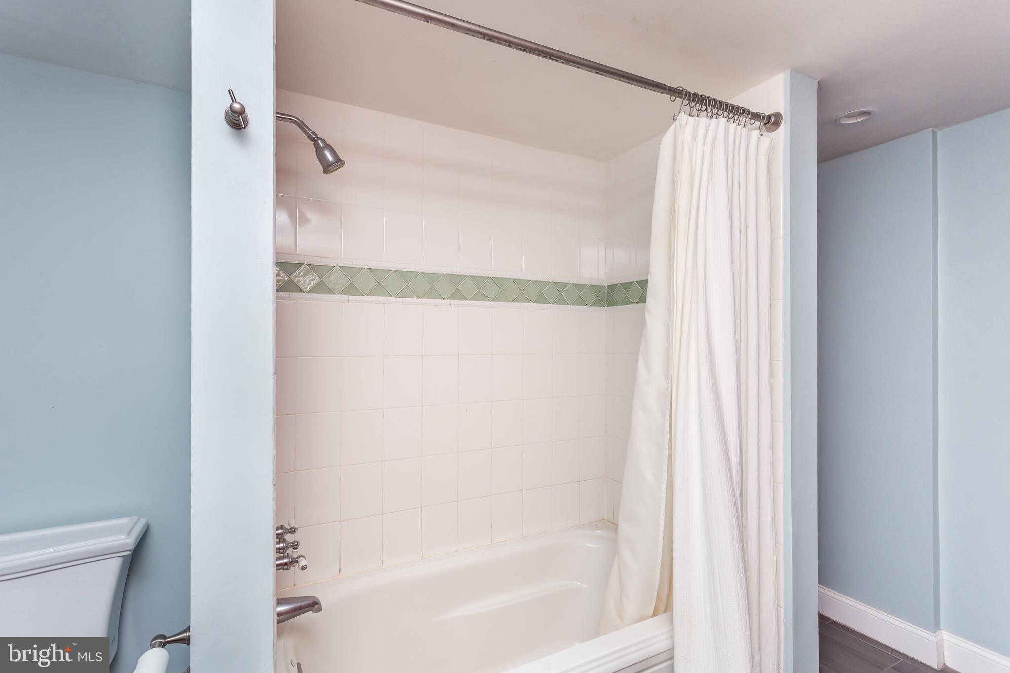 521 South Sharp Street Baltimore, MD 21201 - Photo 14 of 24 Bathroom