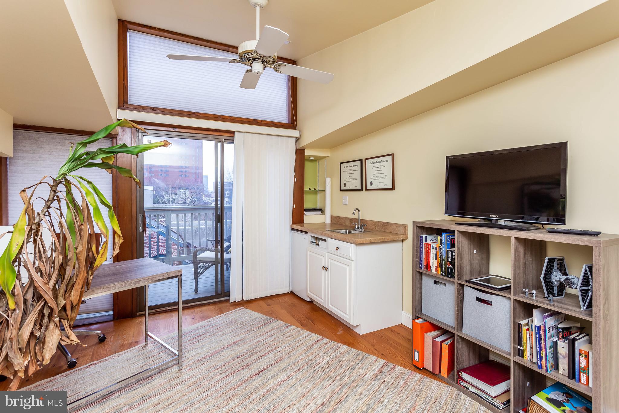 521 South Sharp Street Baltimore, MD 21201 - Photo 18 of 24 Upper floor living space with deck