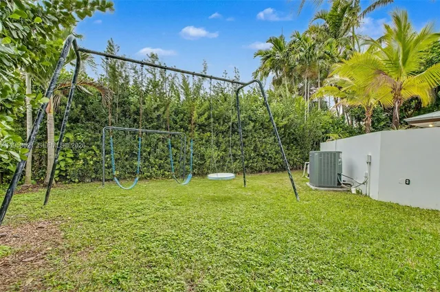 a view of a backyard