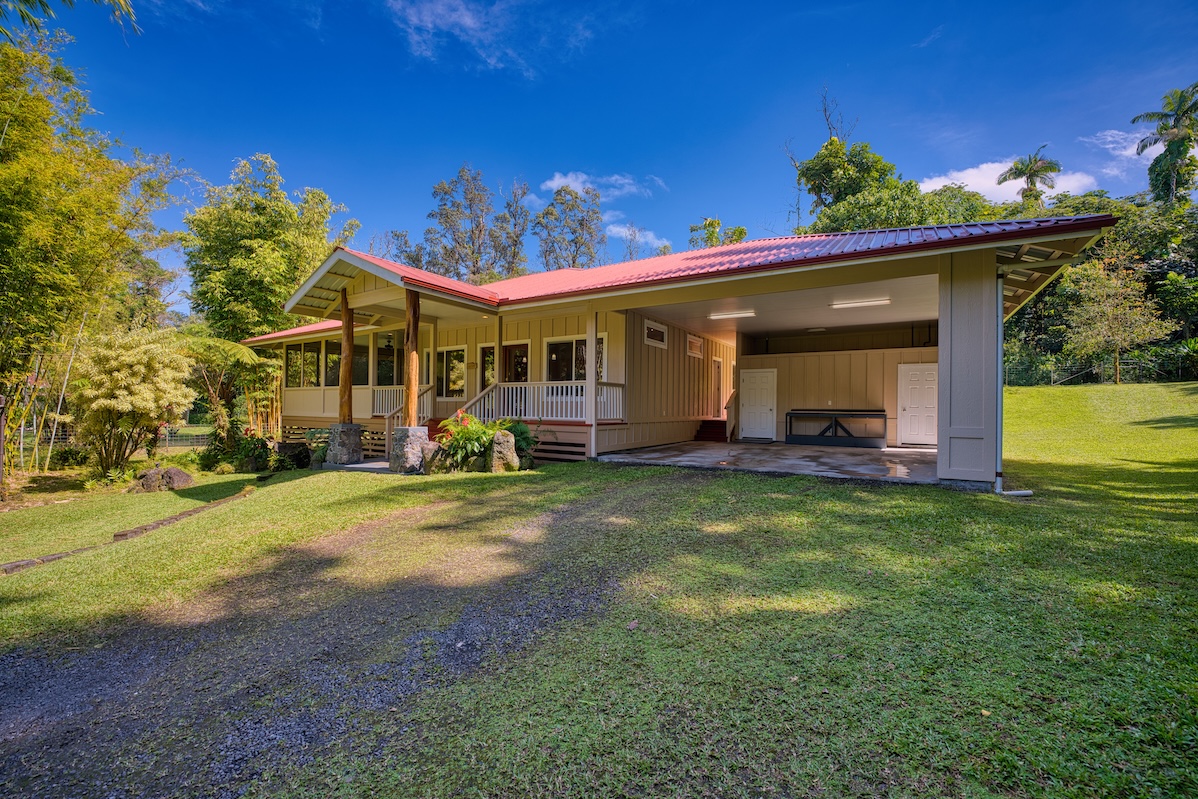 127 Opio Road Hilo, HI 96720 - Photo 4 of 21 a front view of a house with a garden