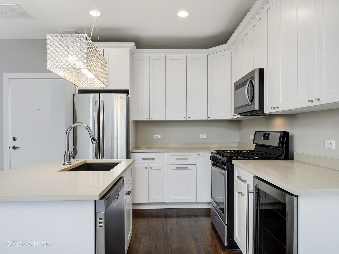 235 East 31st Street, Unit 404 Chicago, IL 60616 - Photo 4 of 9