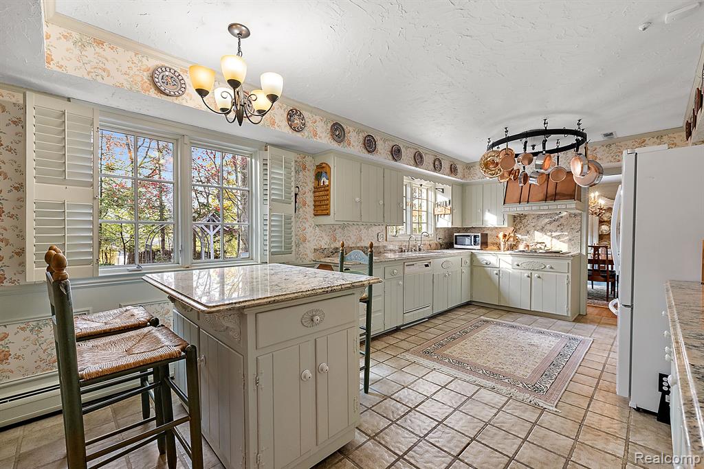 5008 Arrowhead Road West Bloomfield, MI 48323 - Photo 7 of 38 Gallery Image 7