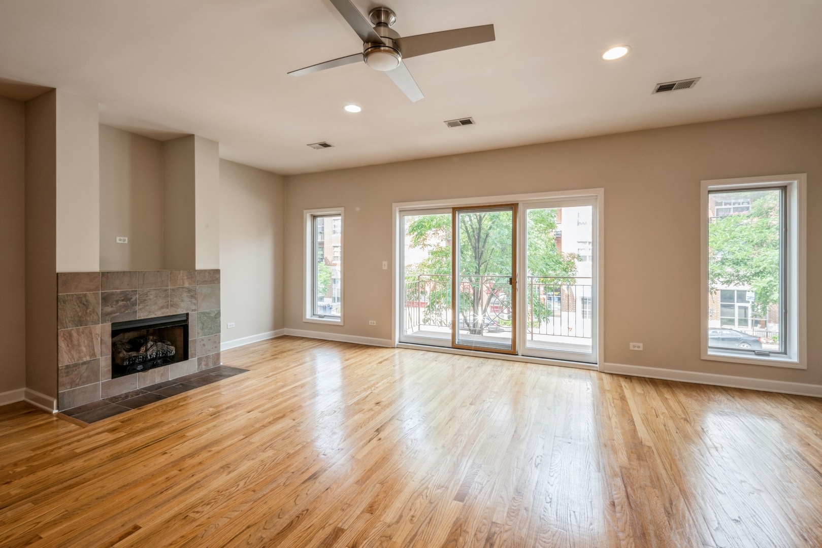 1925 South State Street, Unit 2 Chicago, IL 60616 - Photo 2 of 13