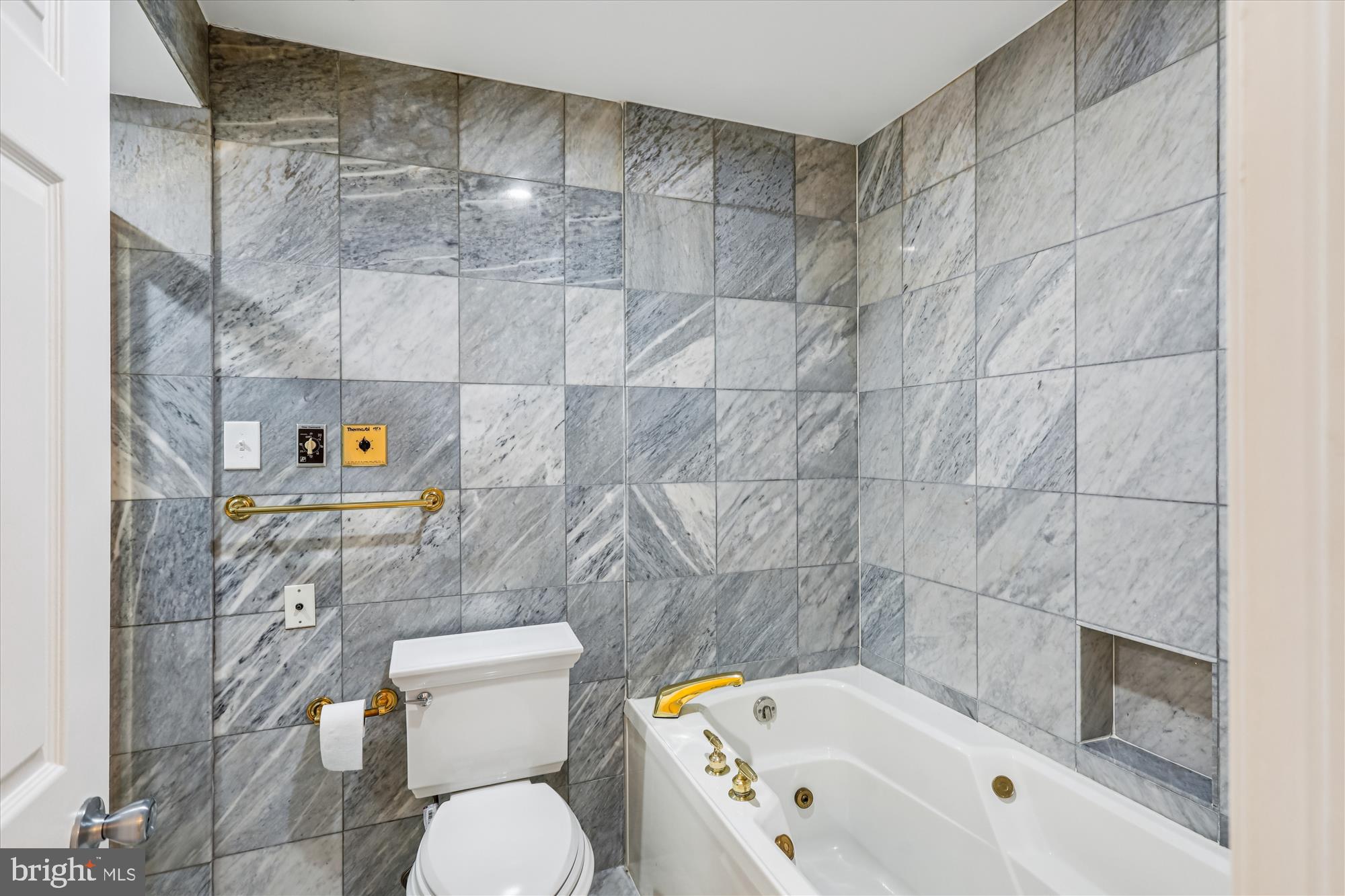 3801 Canterbury Road, Unit 404 Baltimore, MD 21218 - Photo 12 of 37 a bathroom with a bathtub and a toilet